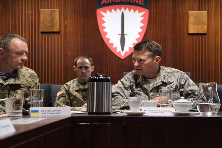 Tướng Không quân Mỹ Gregory Lengyel (phải) đang bàn chiến lược với tướng quân đội Ukraine Ihor Lunyov (trái) vào tháng 4-2016, để nâng cao năng lực chiến đấu của quân Ukraine.