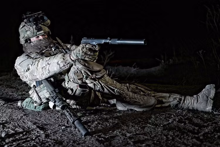 Thành viên đội đặc nhiệm Ukraine đang bắn khẩu súng lục Stechkin APS.