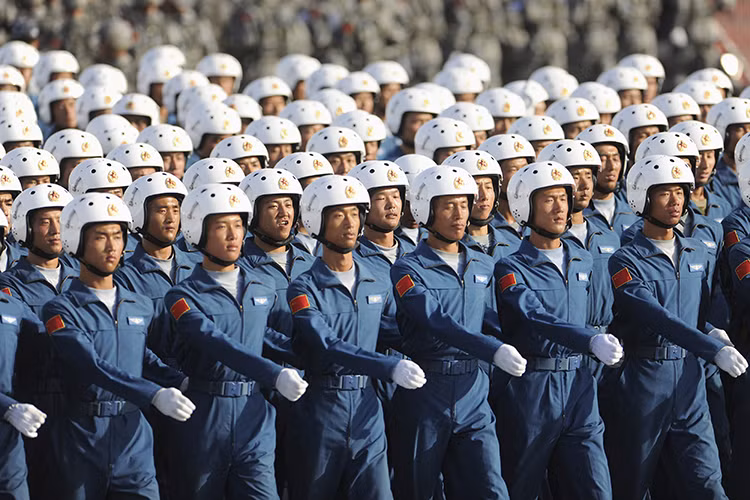 Trong tổng số hơn 3.000 máy bay quân sự của Không quân Trung Quốc thì chiếm hơn hai phần ba trong số đó là máy bay chiến đấu có khả năng tấn cống, với trang bị có thể lên đến hơn 2.200 chiếc. Họ có những cái tên khá nổi tiếng như J-10, J-7, J-11, Su-27, Su-30 và cả Su-35. Nguồn ảnh: Latitude News.