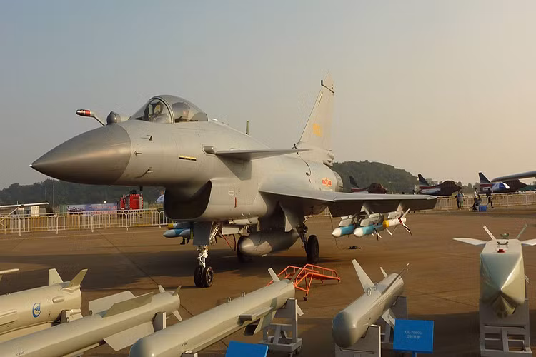 Về khả năng tác chiến một chiếc J-10 chỉ có thể mang theo tối đa 7 tấn vũ khí và phạm vi chiến đấu của nó bị giới hạn trong bán kính hơn 500km. Với nhưng con số này J-10 chỉ thể hoạt động hiệu quả trong và vươn ra xa hơn một chút ở chuỗi đảo thứ nhất và rất khó để tiếp cận chuỗi đảo thứ hai nếu như không được tiếp vận trên không. Nguồn ảnh: Aviation International.