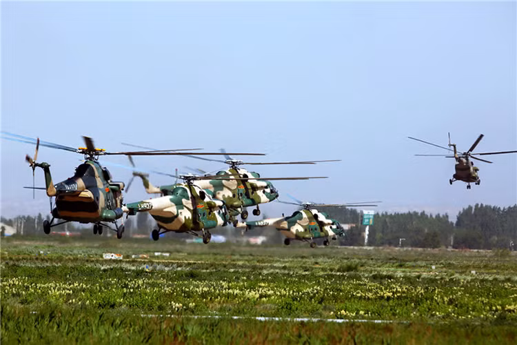 Trong ảnh là phi đội trực thăng vận tải quân sự Mi-17 của Không quân Trung Quốc, bên cạnh việc tự trang bị các dòng trực thăng vũ trang Trung Quốc còn phải nhập khẩu thêm một số dòng trực thăng quân sự từ bên ngoài nhất là từ Nga. Nguồn ảnh: chinamil.com.cn.