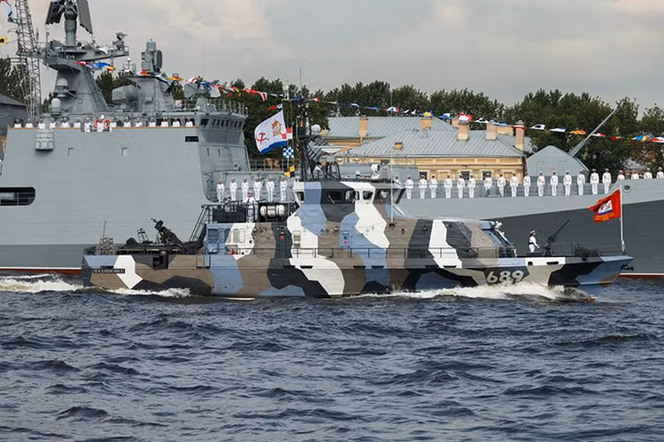 Tàu tuần tra ven bờ thuộc Project 21980 tham gia lễ duyệt binh tại St Petersburg. Nó được thiết kế dành cho nhiệm vụ tuần tra ven của Hải quân Nga chống lại các lực lượng đặc nhiệm hoặc các toán phá hoại ngầm của đối phương. Nguồn ảnh: Bộ Quốc phòng Nga.