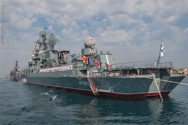 Tất nhiên cũng không thể thiếu tuần dương hạm mang tên lửa Moscow thuộc lớp tàu tuần dương Slava đình đám của Hải quân Liên Xô trước đây, hiện tại nó vẫn thuộc biên chế của Hạm đội Biển Đen. Nguồn ảnh: black-drago.livejournal.