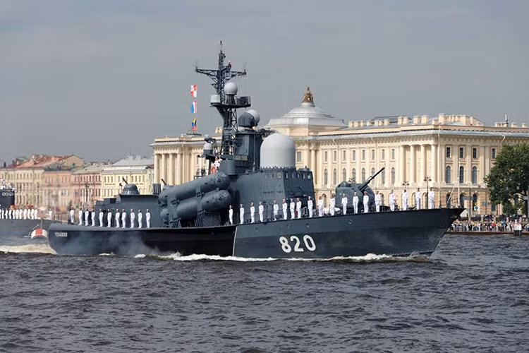 Tàu tấn công nhanh mang tên lửa “820” lớp Tarantul trong đội hình duyệt binh tại St Petersburg. Các tàu Tarantul luôn nổi tiếng với tên lửa chống hạm P-15 Termit hoặc P-270 Moskit hoặc Kh-35 Uran, trong đó tàu “820” được trang bị P-270 Moskit với tầm bắn hiệu quả có thể lên đến 250km. Nguồn ảnh: Bộ Quốc phòng Nga.