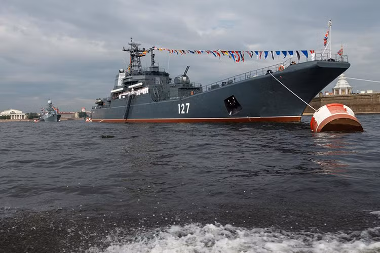 Tàu đổ bộ hạng nặng Minsk “127” lớp Ropucha thuộc Hạm đội Baltic, nó có khả năng chuyên chở theo 10 xe tăng chiến đấu chủ lực cùng 340 binh sĩ hoặc 12 xe bọc thép BTR cùng 340 binh sĩ. Nguồn ảnh: Bộ Quốc phòng Nga.