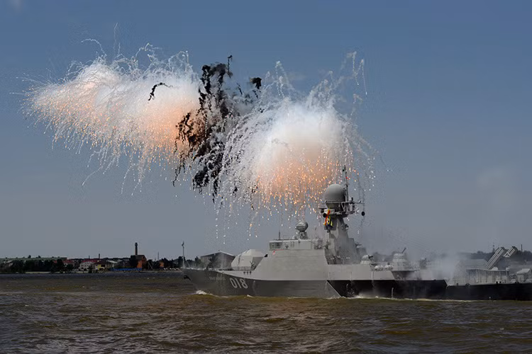 Tàu hộ vệ lớp Buyan mang số hiệu “016” của Hạm đội Caspian tại Astrakhan. Nguồn ảnh: dambiev.livejournal.