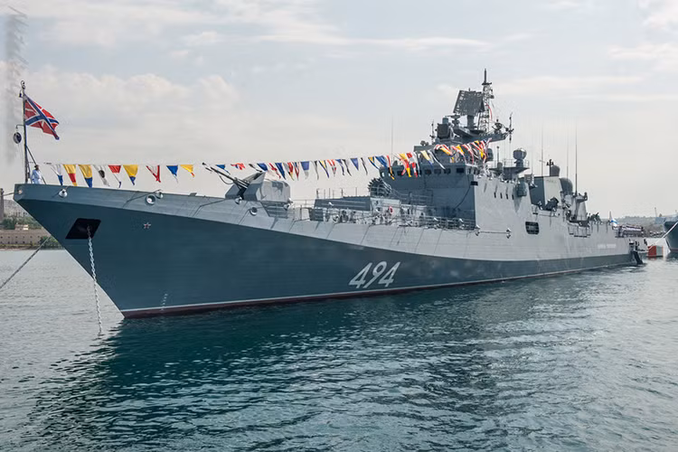 Tàu hộ vệ mang tên lửa Đô đốc Grigorovich thuộc lớp cùng tên một trong những tàu chiến mạnh nhất của Hải quân Nga tại Sevastopol. Nguồn ảnh: black-drago.livejournal.