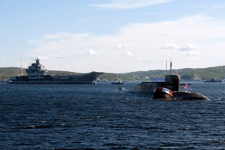 Hình ảnh tàu sân bay độc nhất của Nga Đô đốc Kuznetsov cùng một tàu tấn công hạt nhân lớp Delta tham gia duyệt binh tại Severomorsk đại bản doanh của Hạm đội Biển Bắc. Nguồn ảnh: Bộ Quốc phòng Nga.