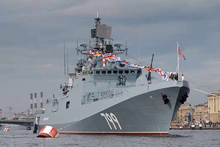 Kế bên Stoykiy “545” chính là tàu khu trục mang tên lửa Đô đốc Makarov thuộc lớp tàu Đô đốc Grigorovich cũng là một trong những lớp tàu hiện đại nhất của Nga. Hệ thống vũ khí chính của các tàu lớp Đô đốc Grigorovich chính là tên lửa hành trình Kalibr hoặc tên lửa chống hạm siêu âm Oniks, trong tương lai gần nó còn có thể được trang bị cả tên lửa siêu thanh Zircon. Nguồn ảnh: Bộ Quốc phòng Nga.