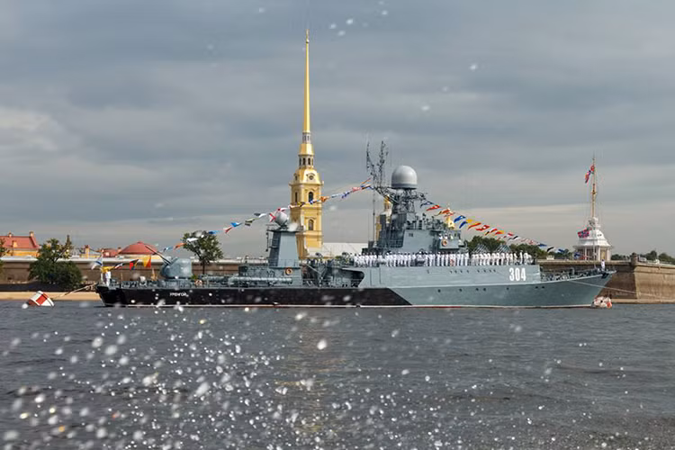 Cận cảnh tàu hộ vệ chống ngầm MPK-192 “304” của Hạm đội Baltic thiết kế chuyên chống ngầm, hệ thống vũ khí chống ngầm chính của nó là các ống phòng ngư lôi 400mm, rocket chống ngầm RBU-6000 và thủy lôi chống ngầm. Nguồn ảnh: Bộ Quốc phòng Nga.