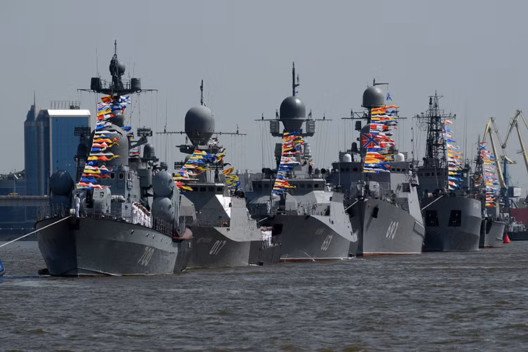 Còn đây là biên đội tàu chiến thuộc Hạm đội Caspian duyệt binh tại Astrakhan, dẫn đầu đội hình tàu tấn công nhanh mang tên lửa Tarantul với tên lửa chống hạm P-15 Termit, tiếp theo sau đó là tàu hộ vệ Buyan và Buyan-M, cuối cùng là tàu hộ vệ tàng hình mang tên lửa Dagestan thuộc lớp Gepard. Nguồn ảnh: dambiev.livejournal.