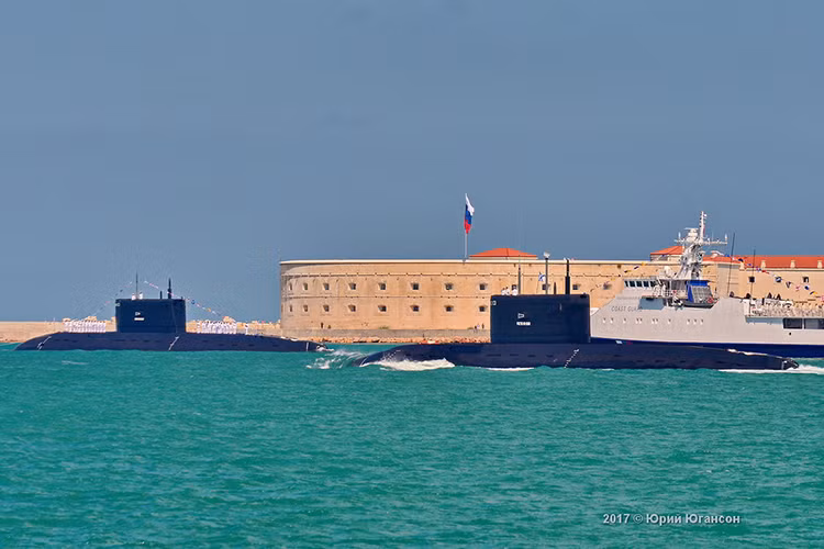 Hình ảnh các tàu ngầm tấn công diesel-điện Kilo thuộc Hạm đội Biển Đen tham gia duyệt binh tại thành phố cảng Sevastopol tại Bán đảo Crimea. Nguồn ảnh: dambiev.livejournal.