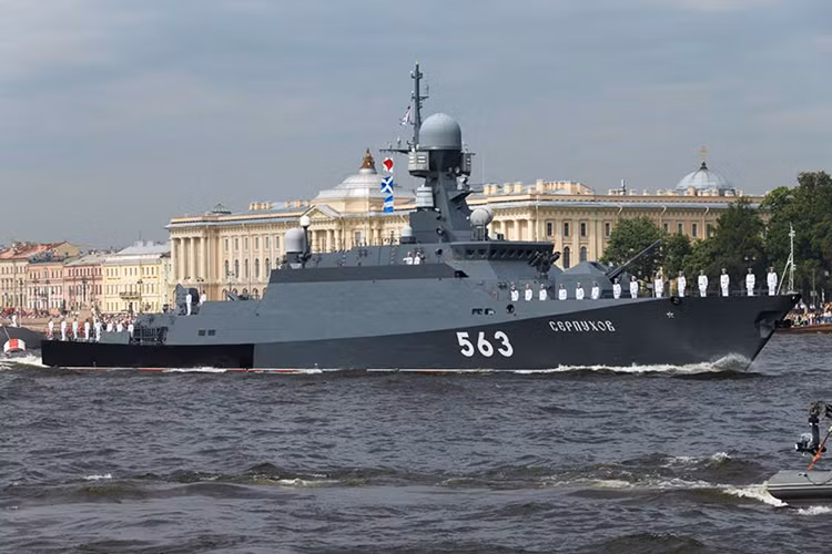 Tàu hộ vệ mang tên lửa “563” thuộc lớp Buyan-M của Hải quân Nga, trong các tàu thuộc lớp Buyan thì chỉ có Buyan-M mới được trang bị bệ phóng tên lửa thẳng đứng có khả năng triển khai tên lửa hành trình Kalibr-NK và tên lửa chống hạm siêu âm P-800 Onix. Nguồn ảnh: Bộ Quốc phòng Nga.
