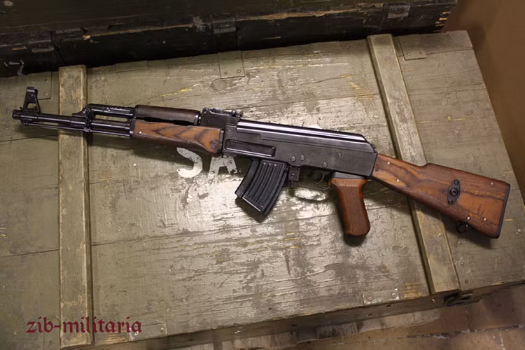 Theo đó để có thể phóng được lựu đạn qua nòng súng, PMK-DGN 60 sử dụng một mẫu đạn mã tử đặc biệt chỉ có liều phóng và không có đầu đạn để đẩy quả lựu đạn đi. Và khi triển khai lựu đạn xạ thủ bắt buộc phải thay hộp tiếp đạn dành riêng cho thao tác này, hộp tiếp đạn này thường chỉ có 10 viên như trong hình. Nguồn ảnh: zib-militaria.