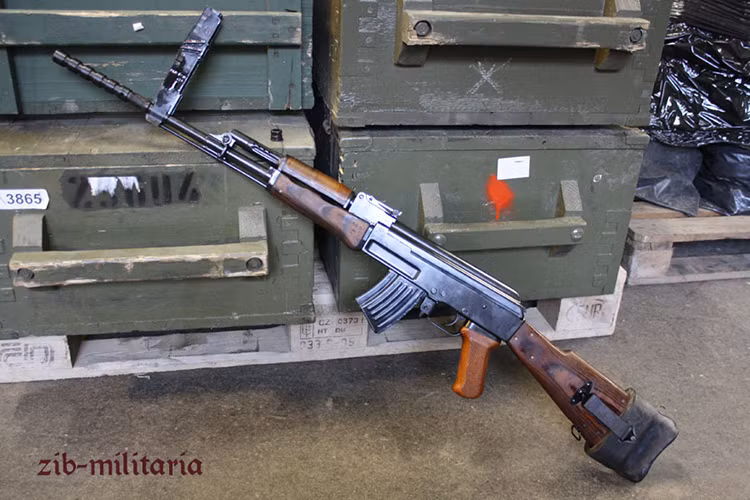 Tầm bắn hiệu quả của súng trường PMK-DGN 60 với đạn thông thường là từ 600-800m với tốc độ bắn 600 viên/phút. Cơ chế bắn của PMK-DGN 60 cũng là nạp đạn bằng khí nén với khóa nòng xoay, súng cũng có ba chế độ bán tự động, tự động hoàn toàn và khóa an toàn. Nguồn ảnh: zib-militaria.