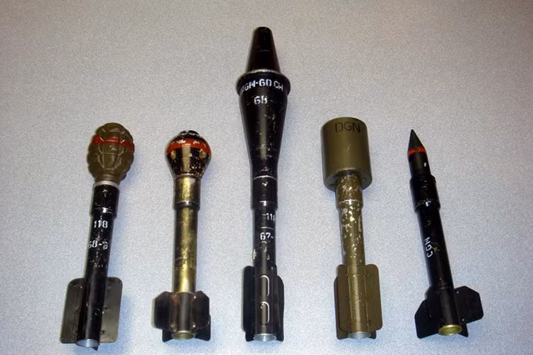 Về lựu đạn của PMK-DGN 60 nó được trang bị bốn mẫu đạn chính gồm: F-1N-60, PGN-60, KGN, DGN và CGN. Trong đó F-1N-60 và PGN-60 là phổ biến nhất vì chúng là các mẫu lựu đạn thông dụng và lựu đạn chống tăng. Hình ảnh thực thế các mẫu lựu đạn của PMK-DGN 60. Nguồn ảnh: Gunboard's Forums.