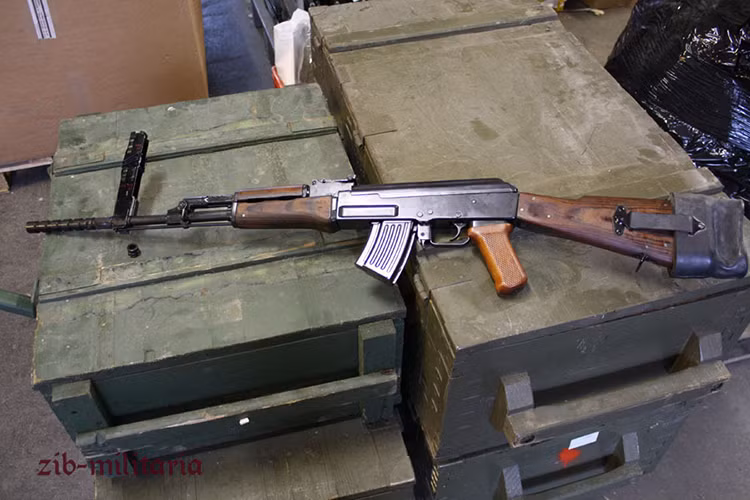 Trong ảnh là một khẩu PMK-DGN 60 hoàn chỉnh với nòng phụ, thước ngắm mở rộng và hộp tiếp đạn mã tử 10 viên dành riêng cho thao tác bắn lựu đạn của mẫu súng này. Nguồn ảnh: zib-militaria.