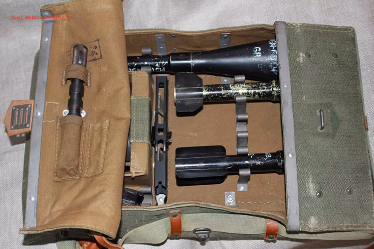 Tầm bắn hiệu quả của các mẫu lựu đạn này là từ 100m cho đến 300m, với tốc độ bắn trung bình là 2 phát/phút. Đối với F-1N-60 nó có tầm bắn khoảng 200m và cũng là mẫu đạn nặng nhất khoảng 780g. Trong quá trình tác chiến một xạ thủ PMK-DGN 60 chỉ có thể mang theo tối đa bốn quả đạn trong một túi nhỏ như trong hình. Nguồn ảnh: ak-info.ru.