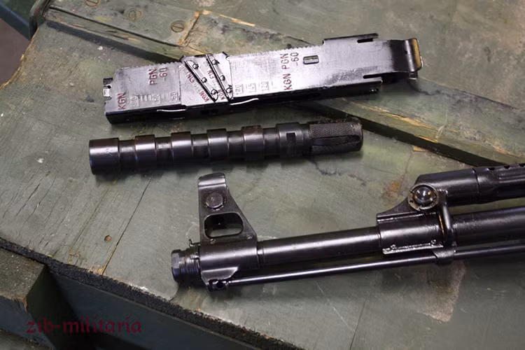 Về thông số kỹ thuật của PMK-DGN 60, nó có trọng lượng hơn 4.7kg bao gồm cả các chi tiết phụ, chiều dài của súng là 1075mm với chiều dài nòng cơ sở 415mm. Dĩ nhiên PMK-DGN 60 cũng sở dụng đạn tiêu chuẩn 7.62x39mm như các biến thể AK khác. Nguồn ảnh: zib-militaria.