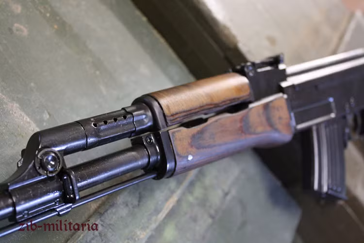 Tuy nhiên ngoài việc sử dụng đạn mã tử, xạ thủ PMK-DGN 60 còn phải lắp thêm cho súng một nòng phụ và một thước ngắm mở rộng chỉ dành riêng cho thao tác bắn lựu đạn. Nhìn để có thể phóng đi một quả lựu đạn từ PMK-DGN 60 mất khá nhiều thời gian ảnh hường trực tiếp đến quá trình chiến đấu của xạ thủ. Nguồn ảnh: zib-militaria.