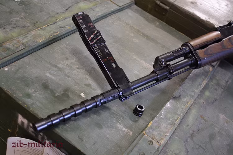 Như trong hình ta có thể thấy muốn lắp thêm nòng phụ cho PMK-DGN 60 bắt buộc phải tháo loa che lửa đầu nòng ra, còn thước ngắm mở rộng được gắn trực tiếp lên khe ngắm phía trước của súng. Nguồn ảnh: zib-militaria.