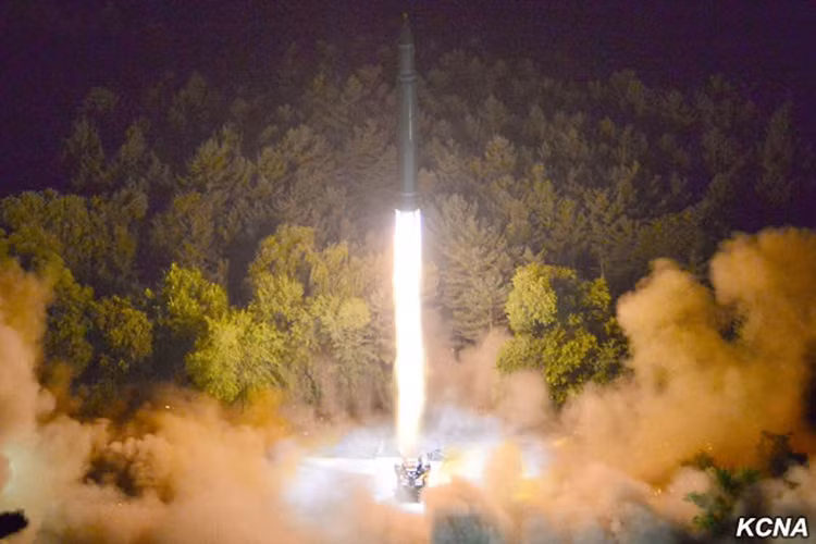 Trước các vụ phóng thử nghiệm gần đây, Hwasong-14 liên tục xuất hiện trong các lễ duyệt binh lớn của Triều Tiên và nó hoàn toàn gây bất ngờ cho giới chuyên gia phân tích quân sự khi Bình Nhưỡng có thể nhanh chóng hoàn thiện thiết kế tên lửa của mình chỉ sau vài năm ngắn ngủi. Nguồn ảnh: KCNA.