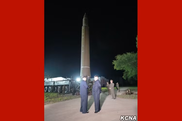 Và như lần trước, đích thân Chủ tích tối cao Kim Jung Un của Triều Tiên đã tới giám sát vụ phóng thử Hwasong-14 lần này. Trước đó Triều Tiên phóng thử Hwasong-14 là vào sáng hôm 4/7, trong khi đó lần này là vào buổi tối. Nguồn ảnh: KCNA.