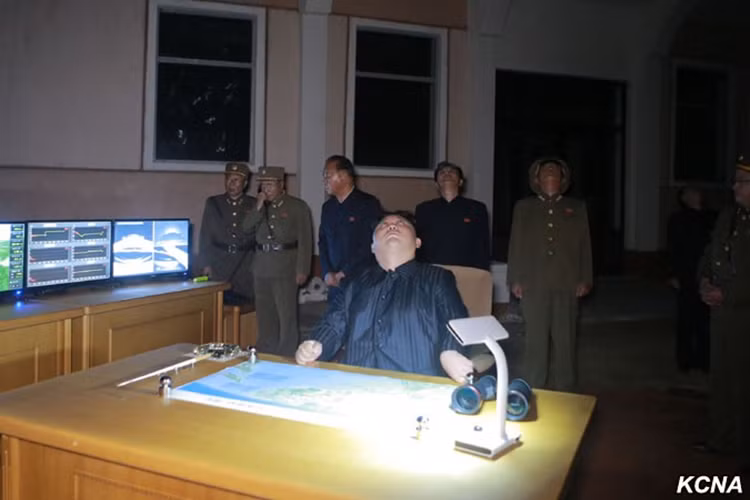 Bản thân Hwasong-14 cũng được cho là lấy ý tưởng từ mẫu tên lửa đạn đạo R-29 của Liên Xô trước đây tuy nhiên vẫn chưa có bằng chứng xác thực cho nhận định này. Nguồn ảnh: KCNA.