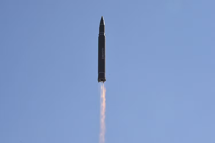 Dù muốn hay không thì Mỹ và các quốc gia đồng minh cũng phải thừa nhận rằng trong những năm trở lại gần đây Triều Tiên đã vận hành khá tốt chương trình phát triển tên lửa của nước này. Và họ gần như đã có đầy đủ mọi thứ trong tay trước khi sở hữu một mẫu ICBM có khả năng mang theo đầu đạn hạt nhân thực thụ. Nguồn ảnh: Taiwan News.