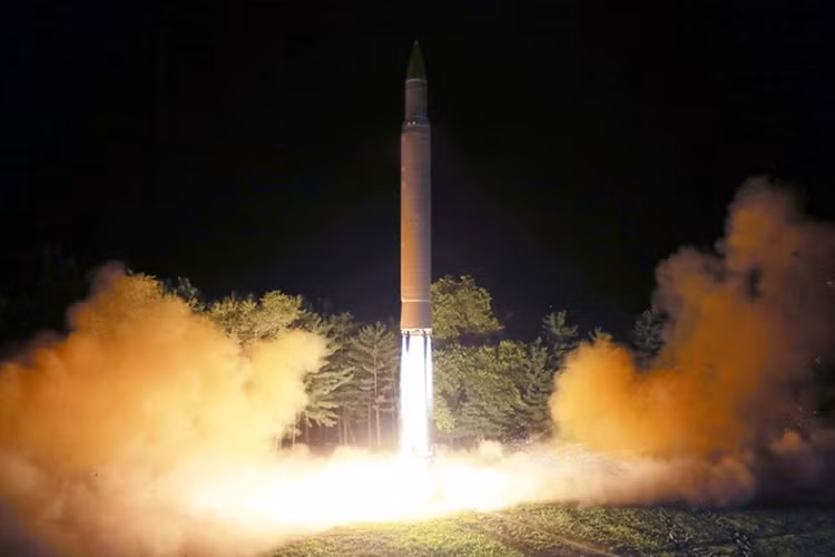 Theo hãng thông tấn Sputnik đưa tin, hôm 28/7 vừa rồi Triều Tiên đã tiếp tục phóng thử nghiệm thành công tên lửa đạn đạo xuyên lục địa (ICBM) Hwasong-14. Đây là lần thứ hai trong tháng nay Bình Nhưỡng tiến hành thử nghiệm ICBM này và các lần thử chỉ cách nhau hơn 20 ngày. Nguồn ảnh: KCNA.