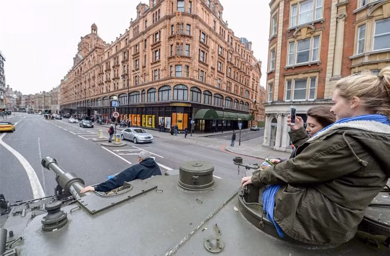 Xe tăng hạng nhẹ Scorpion được trang bị pháo nòng dài Cockerill Mk3 M-A1 cỡ 90mm (thế hệ đầu Scorpion dùng pháo L23A1 76,2mm).