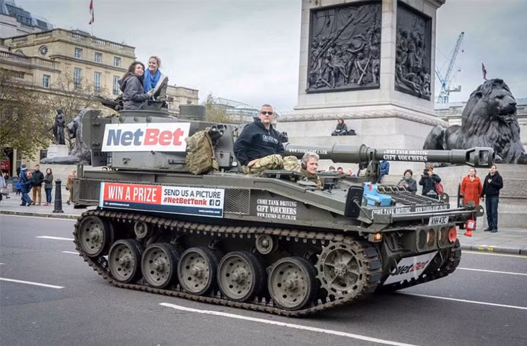 Để "bảo toàn" các tuyến đường nhựa, bánh xích xe tăng được lắp thêm các tấm cao su. Scorpion 90 trang bị động cơ diesel BTA 5.9 công suất 190 mã lực cho tốc độ di chuyển tối đa đường bằng lên tới 72,5km/h, tầm hoạt động 756km.