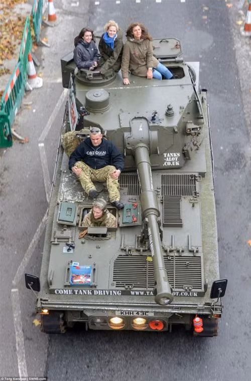 Scorpion 90 có trọng lượng khoảng 8,07 tấn, dài 5,28m, rộng 2,13m, cao 2,1m, được bọc giáp thép chỉ dày 12,7mm.