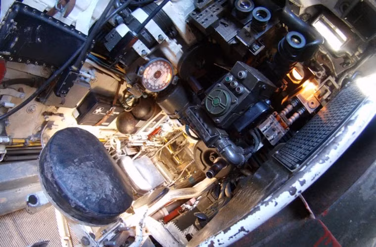 Hệ thống kính ngắm và các khí tài bên trong xe tăng chủ lực T-55AM2.