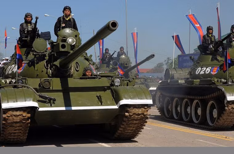 Giat minh suc manh xe tang T-55AM2 cua Campuchia