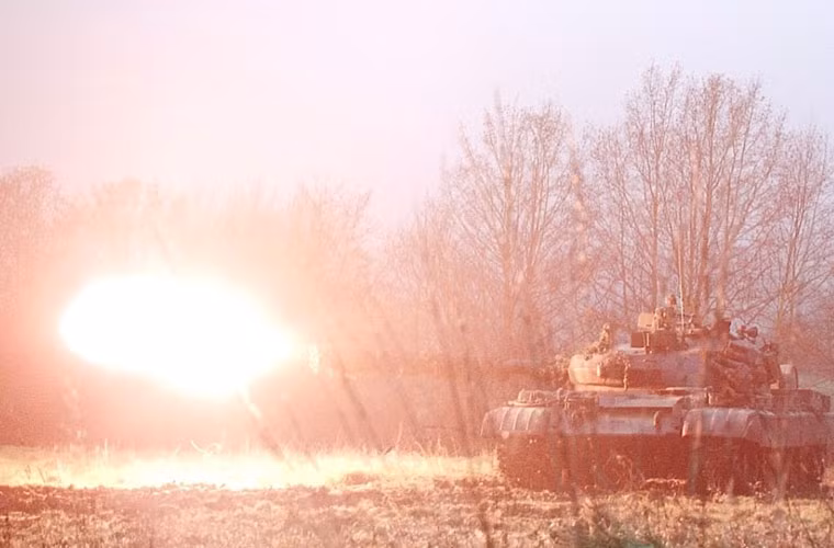 T-55AM2 vẫn dùng pháo chính rãnh xoắn 100mm D-10T2 được cải thiện ốp tản nhiệt ở đầu nòng giúp tăng độ chính xác khi bắn và giảm sự tác động nhiệt độ có thể làm cong vênh nòng. Ngoài ra, xe còn tích hợp thêm hệ thống lấy đường ngắm cho pháo thủ bằng tia laser giúp bắn chính xác hơn và nhanh hơn.