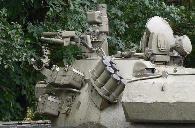 Bên phải tháp pháo bố trí thêm 8 ống phóng lựu đạn khói để đối phó với khí tài trinh sát – dẫn bắn của tên lửa chống tăng.