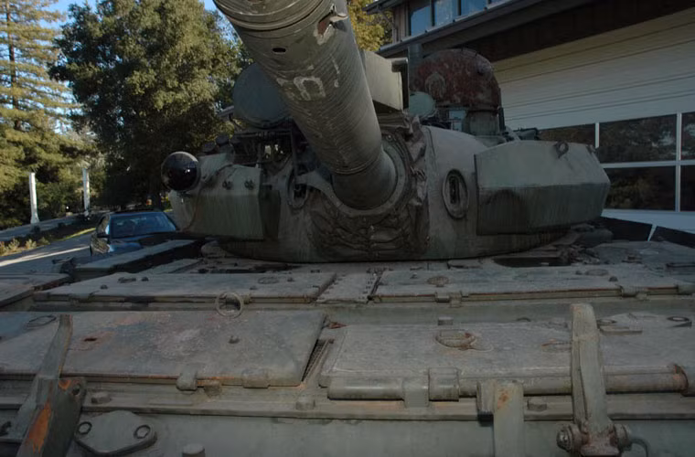 Cụ thể, các xe tăng T-55AM2 của Campuchia được tăng cường tấm glacis ở mặt trước thân và hai bên hông.