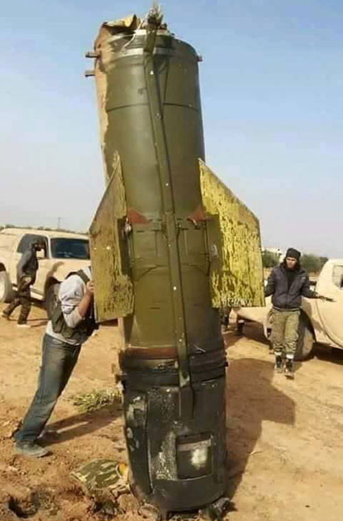 Các trang mạng cập nhật tình hình chiến sự ở Syria mới đây đăng tải một bức ảnh binh sĩ phiến quân đứng cạnh phần thân quả đạn tên lửa cỡ lớn. Nhiều khả năng đó là phần còn lại của tên lửa đạn đạo Tochka được Quân đội Syria triển khai oanh tạc mục tiêu phiến quân IS và các phe phái nổi dậy khác.