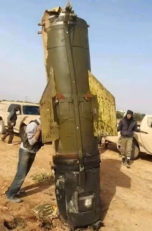 Các trang mạng cập nhật tình hình chiến sự ở Syria mới đây đăng tải một bức ảnh binh sĩ phiến quân đứng cạnh phần thân quả đạn tên lửa cỡ lớn. Nhiều khả năng đó là phần còn lại của tên lửa đạn đạo Tochka được Quân đội Syria triển khai oanh tạc mục tiêu phiến quân IS và các phe phái nổi dậy khác.