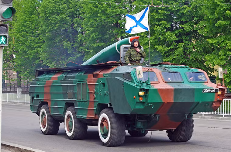 Tổ hợp tên lửa đạn đạo chiến thuật - chiến dịch OTR-21 Tochka (NATO định danh là SS-21 Scarab) được Liên Xô phát triển nhằm mục đích thay thế các tổ hợp 9K52 Luna-M (FROG-7B) thế hệ cũ. Tên lửa được thiết kế nhằm tiêu diệt sân bay, sở chỉ huy, phương tiện hỗ trợ, trận địa phòng không, cầu đường và cụm tập trung quân của đối phương.