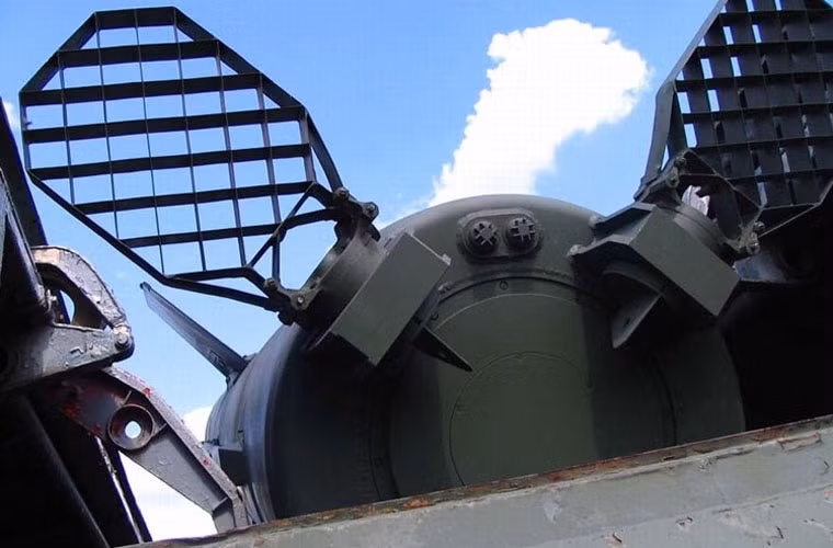 Đạn tên lửa sử dụng hệ dẫn đường quán tính (các biến thể sau bổ sung chức năng tham chiếu GPS hoặc GLONASS). Phải mất ít nhất 20 phút để chuyển tên lửa vào chế độ sẵn sàng phóng, sau khi tên lửa được bắn đi, xe mang phóng có thể rời khỏi vị trí trong 1,5 phút. Ảnh: Góc chụp từ đuôi đạn với các cánh lái đuôi và thân.