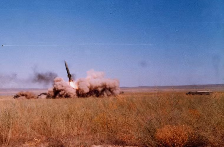 Tên lửa đạn đạo Tochka đạt tầm bắn từ 15-70km, tốc độ hành trình 1,8km/s, bán kính lệch mục tiêu (CEP) khoảng 150m.