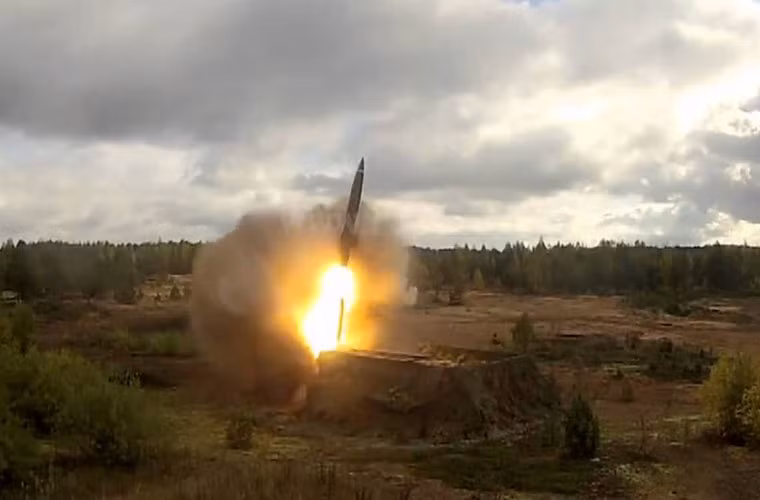 Đây không phải là lần đầu tiên Quân đội Syria sử dụng tên lửa Tochka không kích phiến quân. Vào tháng 12/2014, quân đội ủng hộ Tổng thống Assad đã bắn ít nhất một quả Tochka vào mục tiêu gần Ma'rat al-Nu'man, tỉnh Idlib.