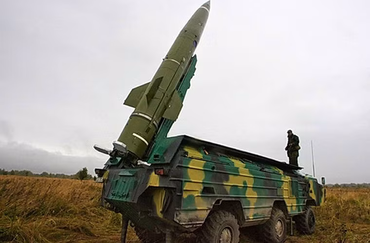 Tổ hợp gồm có 2 thành phần chính, đầu tiên là xe mang phóng tự hành (TEL) 9P129 (được chế tạo trên khung gầm xe bọc thép BAZ-5921 6x6). Xe được trang bị động cơ diesel 5D20B-300 công suất 300 mã lực cho phép 9P129 chạy với tốc độ tối đa 60 km/h trên đường nhựa, bơi với vận tốc 8 km/h; tầm hoạt động 650 km; leo được dốc 60%; vượt vật cản cao 0,5 m và vượt hào rộng 1,2 m.