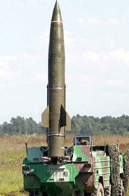 Đạn tên lửa Tochka có chiều dài 6,4 m, đường kính 0,65 m, trọng lượng phóng 2.000 kg với đầu đạn nặng 480 kg (có thể lắp đầu đạn thuốc nổ mạnh, hóa học hoặc đầu đạn hạt nhân).