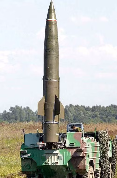 Đạn tên lửa Tochka có chiều dài 6,4 m, đường kính 0,65 m, trọng lượng phóng 2.000 kg với đầu đạn nặng 480 kg (có thể lắp đầu đạn thuốc nổ mạnh, hóa học hoặc đầu đạn hạt nhân).