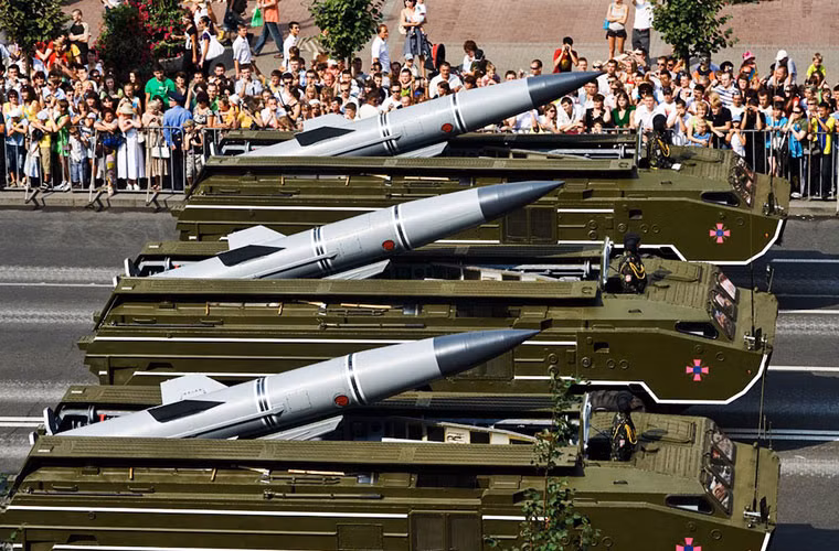 Theo một số thống kê, Quân đội Syria hiện có trong biên chế khoảng 12 bệ phóng cơ động cùng cỡ 100 quả đạn tên lửa Tochka. Số lượng như vậy chưa đủ một lữ đoàn, vì biên chế của QĐ Liên Xô thì 18 bệ phóng mới thành một lữ.