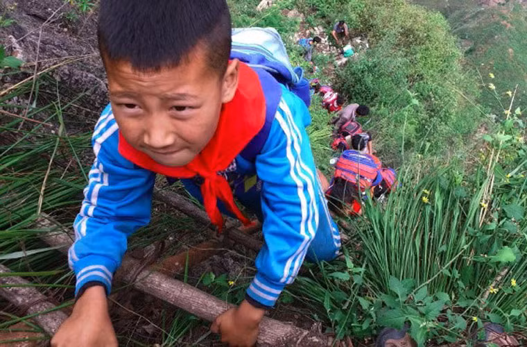 Nhà các em nhỏ này nằm ở trên một vách đá tại ngôi làng hẻo lánh Atule’er ở tỉnh Tứ Xuyên. Mỗi tháng hai lần, các em phải leo lên và xuống con đường nguy hiểm được kết bằng dây liễu gai được gắn ở vách đá cao 800 mét để tới lớp học ở phía dưới núi.