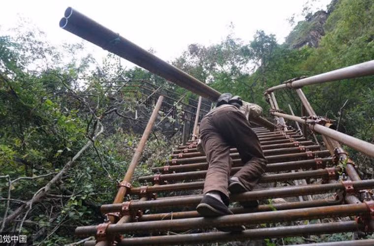 Theo thông tin mới nhất, chính quyền địa phương đã thuê các công nhân tới sửa lại dây thang cũ kĩ này để giúp các em tới trường an toàn và nhanh chóng hơn.